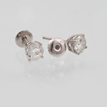 ÖRHÄNGEN, 14K vitguld med briljantslipade diamanter ca 1.50 ct. Vikt 1,3 gram.