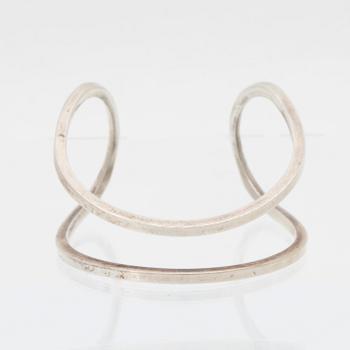 A silver "Loop cuff" bangle and a pair of earrings by Efva Attling.