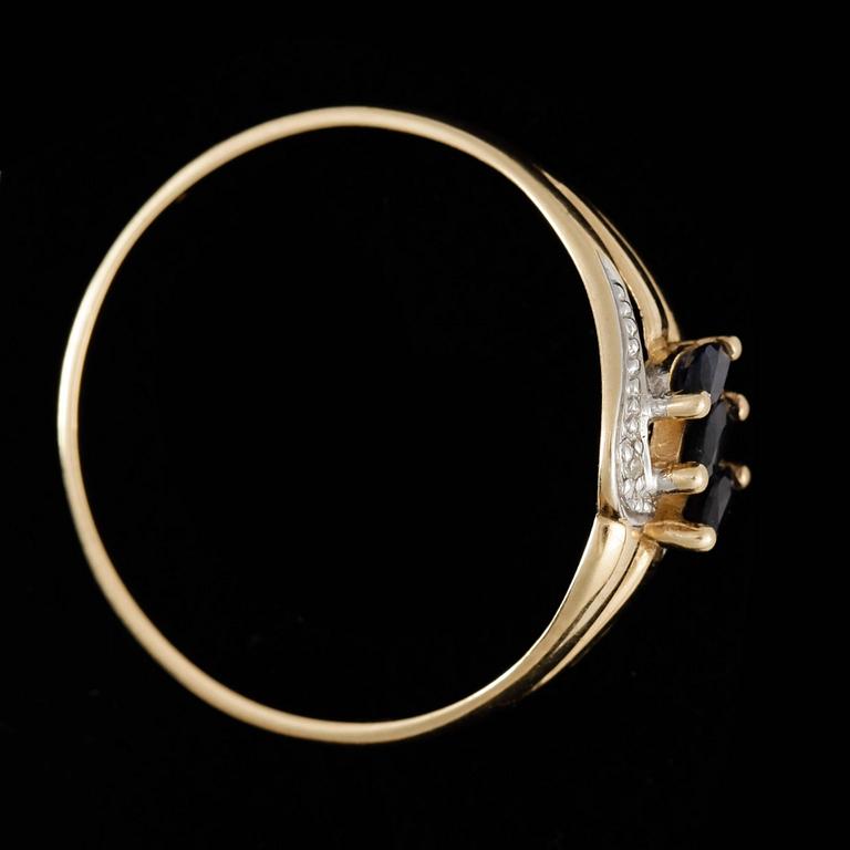 RING, 18k guld med tre navettslipade safirer och två micro diamanter. Vikt ca 1,9 gram.