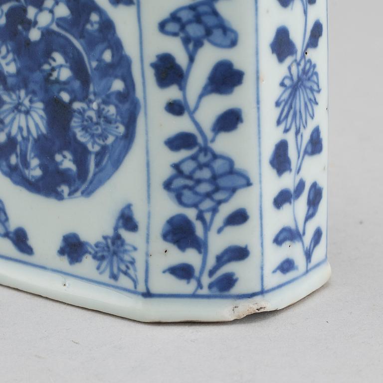 A Chinese porcelain tea caddy, 18th century.