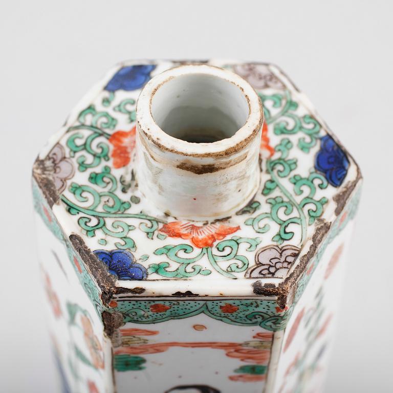 A famille verte teapot, Qing dynasty, Kangxi (1662-1722).