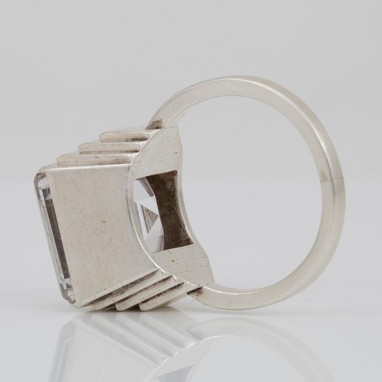 RING, silver och bergkristall, Wiwen Nilsson, Lund, 1950. Total vikt 10 g.