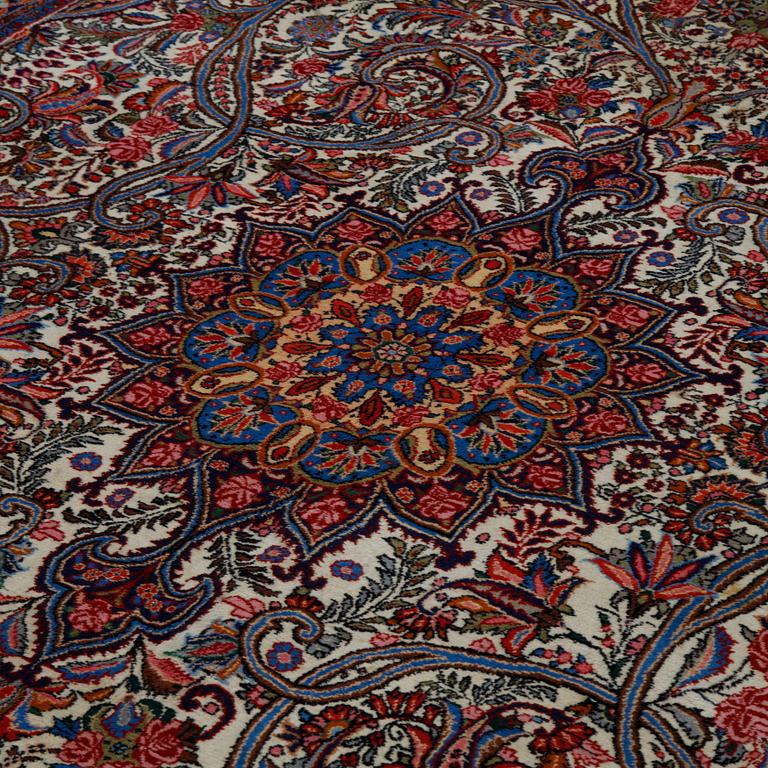 A carpet, semi-antique Bidjar, ca 321 x 210 cm.