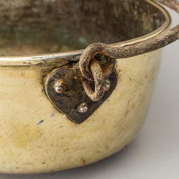 AN 18TH CENTURY BRASS CAULDRON.