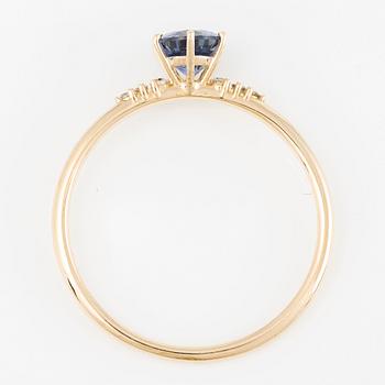 Ring 14K gold with sapphire and brilliant-cut diamonds.