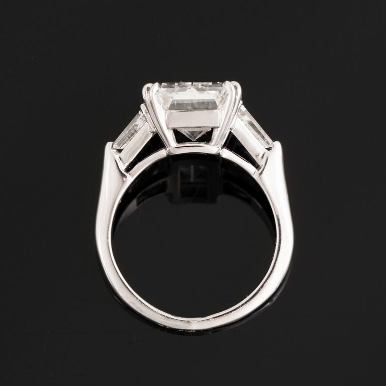 Ring platina med en smaragdslipad diamant.