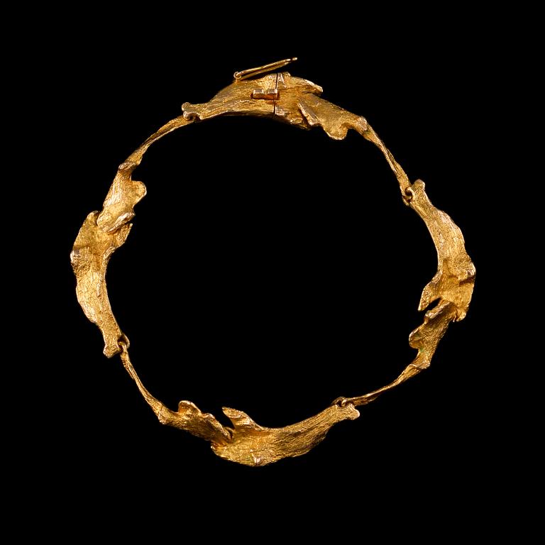 Björn Weckström, RANNEKORU, kultaa 14K, "Maariankämmekät", Lapponia 1970. Paino 13 g.