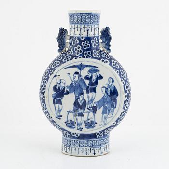 A Chinese blue and white porcelain moonflask, Qing dynasty, 19th century.