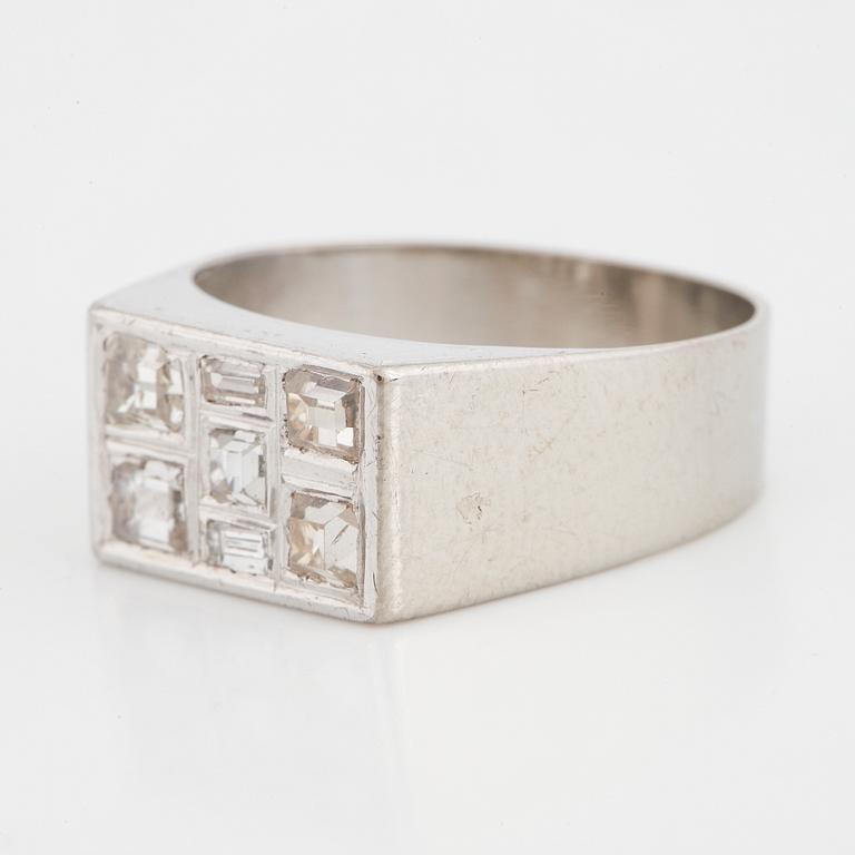 KLACKRING, vitguld med carréslipade diamanter.