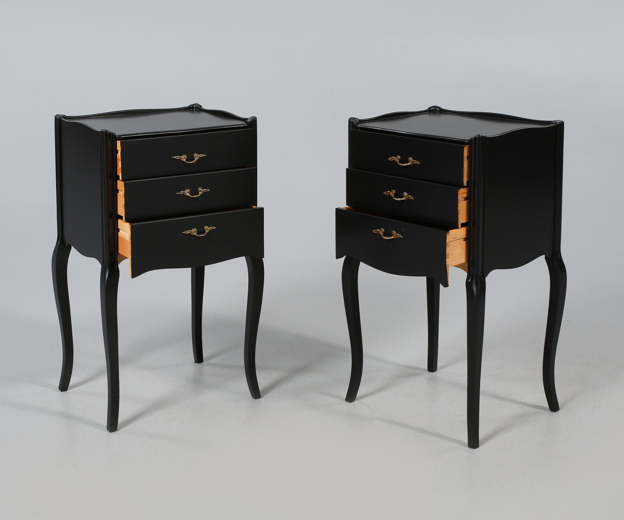 SÄNGBORD, ett par, rokokostil, 1900-talets andra hälft.