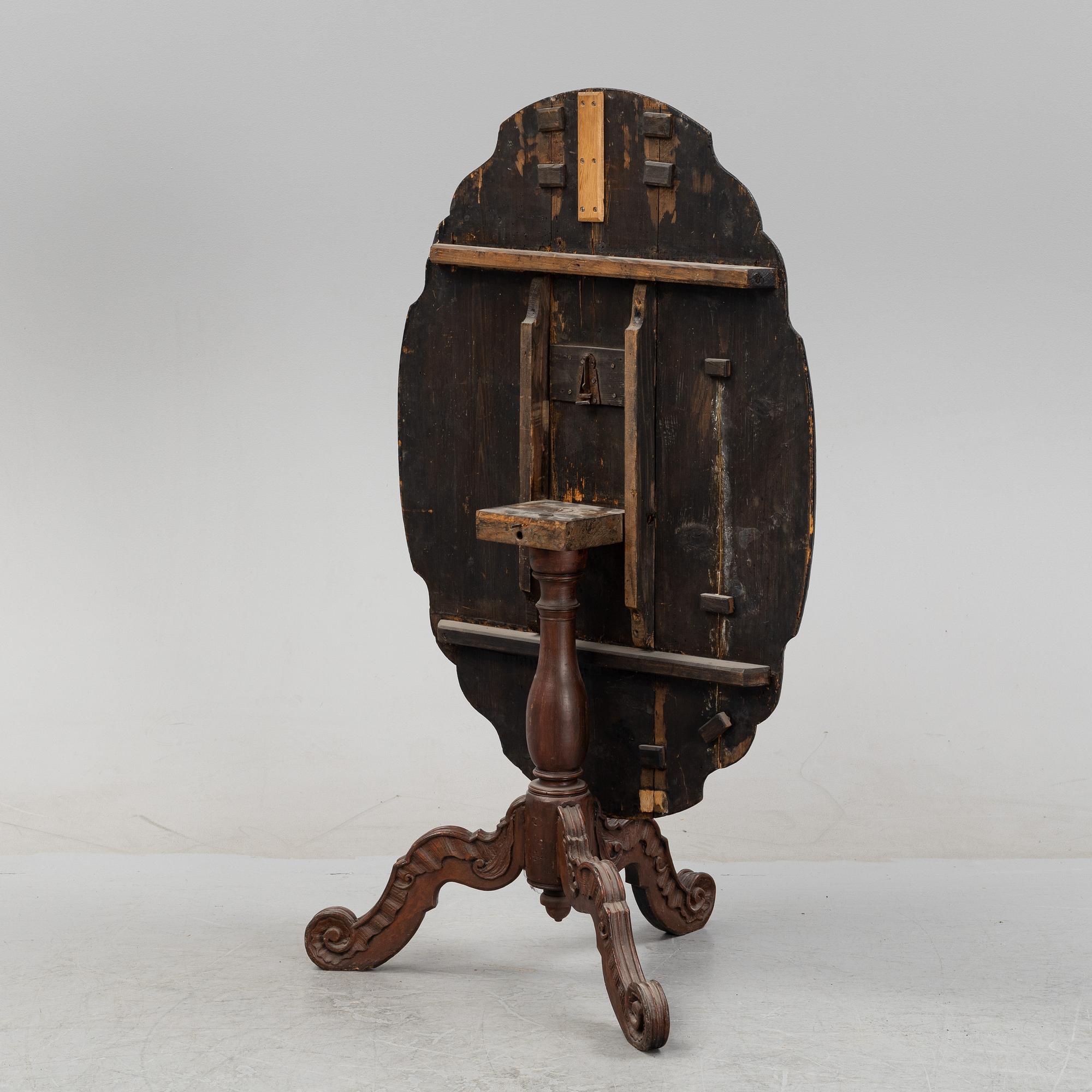 A transitional drop-leaf table, mid 18th Century.