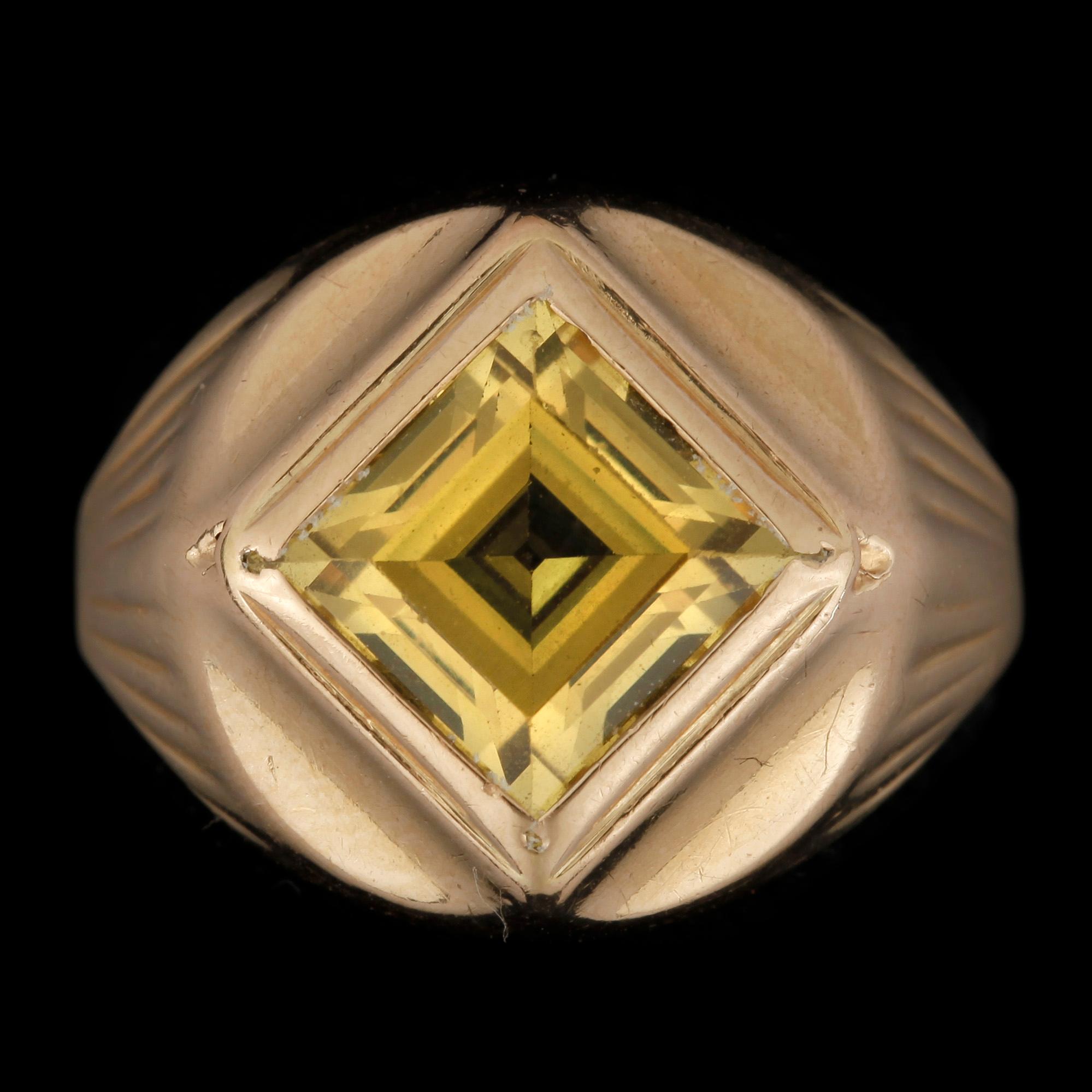 RING, 18K och troligen en fantasislipad krysoberyll, G. Dahlgren & Co, Malmö, 1957.