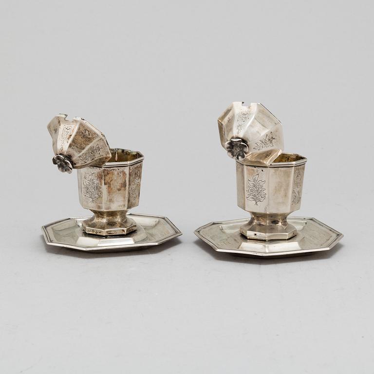 CHRISTIAN HAMMER, a pair of silver bowls with dishes and covers, Stockholm, 1850s. 298 gram.