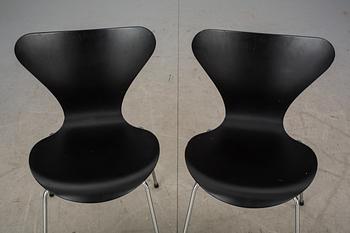 STOLAR, ett par, "Sjuan", Arne Jacobsen, Fritz Hansen, etikettmärkta 1995.