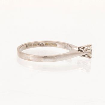 Ring solitär 18K vitguld med en rund briljantslipad diamant.