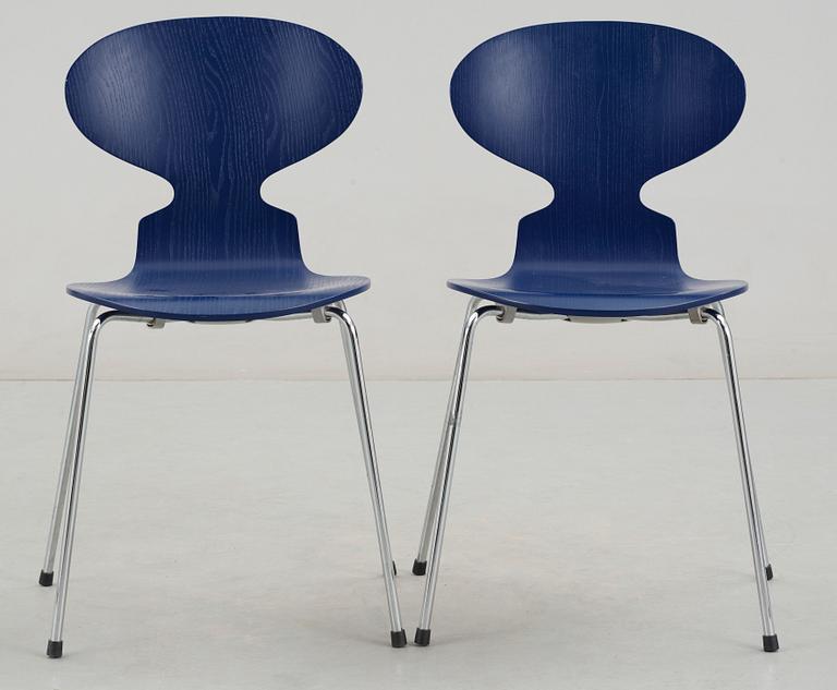 STOLAR, ett par, "Myran", Arne Jacobsen, Fritz Hansen, Danmark, 1999.