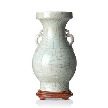 A large ge glazed vase, Qing dynasty, 19th century.