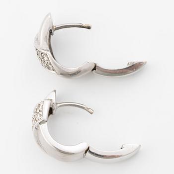 18K white gold earrings with small brilliant-cut diamonds.