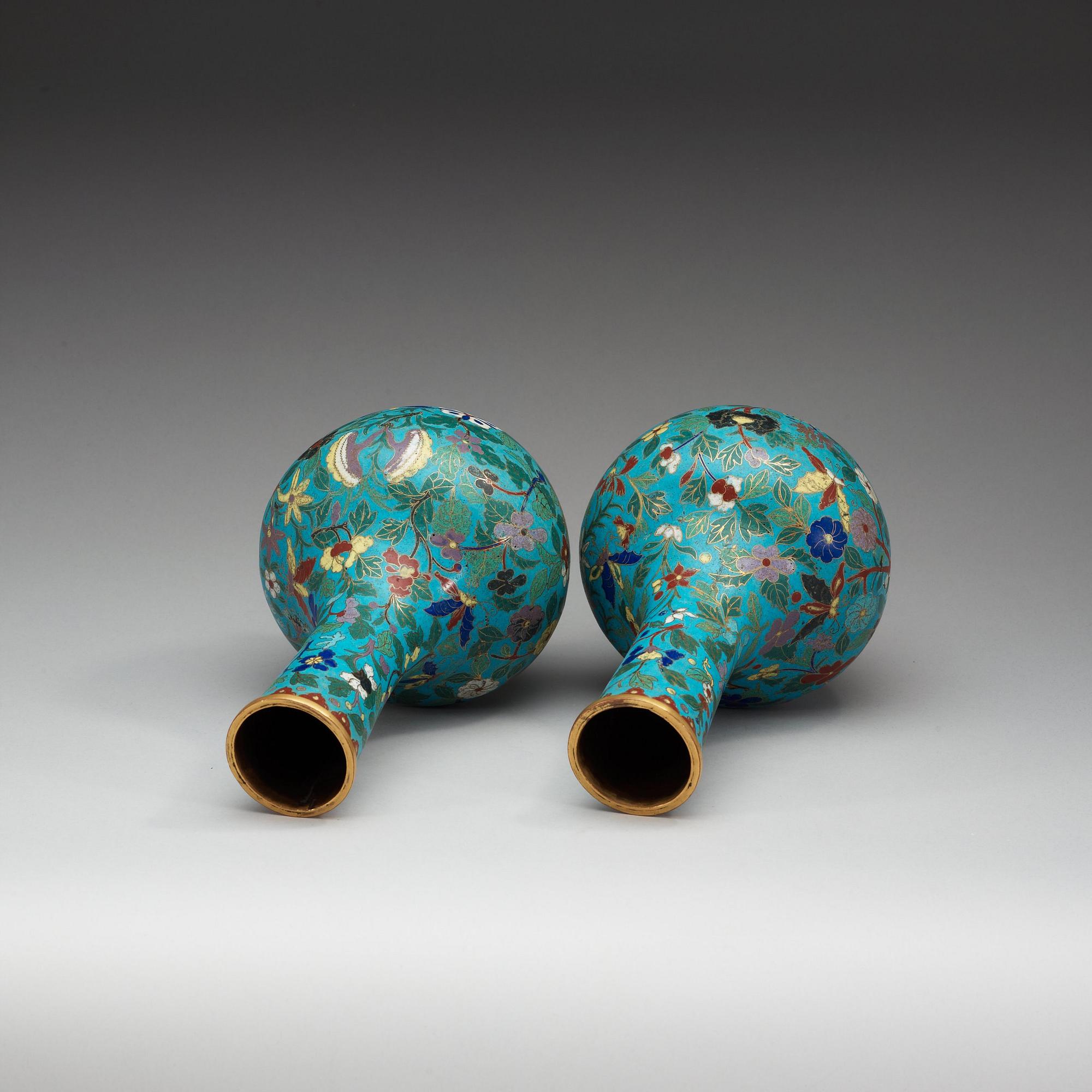 A pair of cloisonné vases, Qing dynasty.