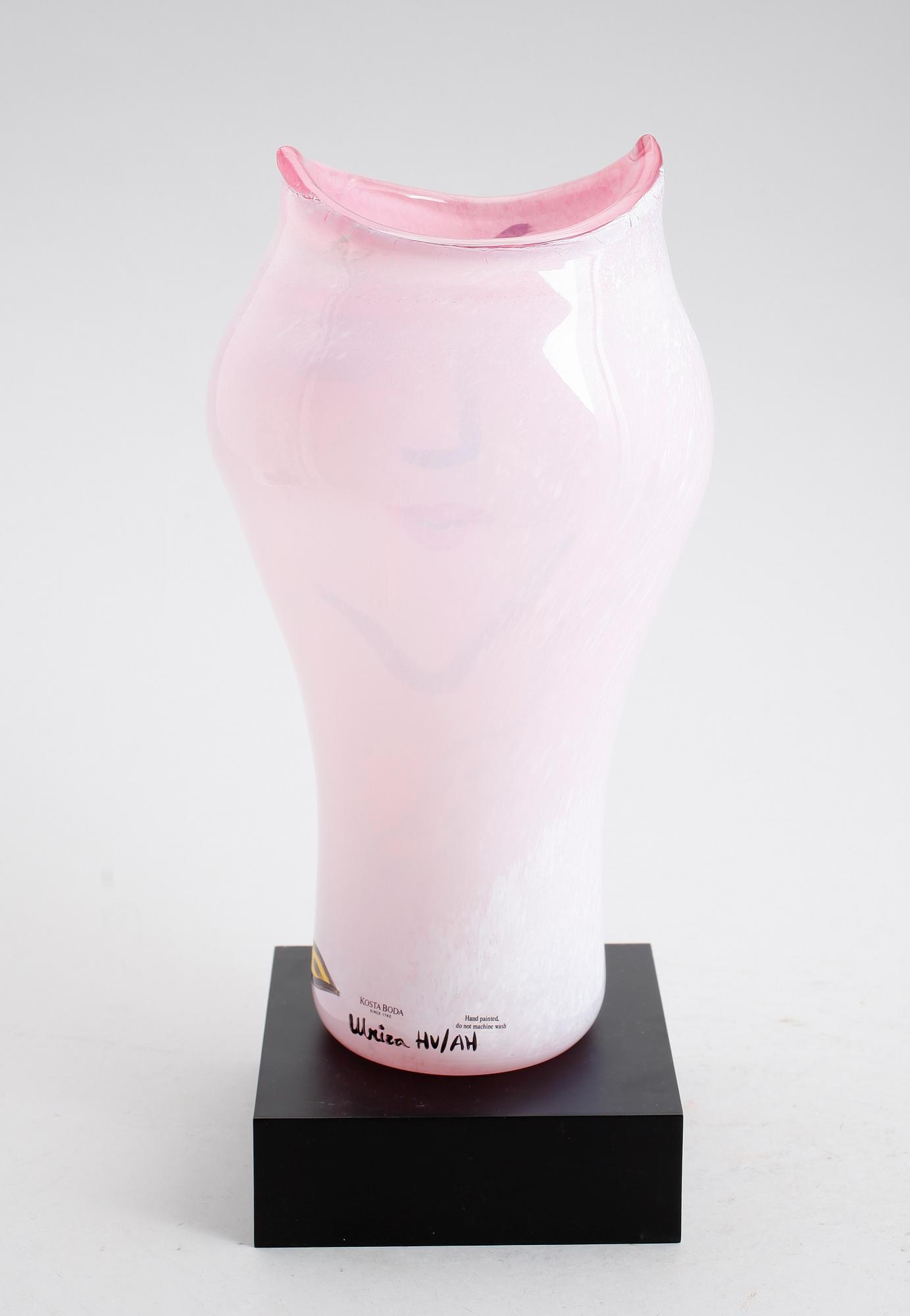 VAS, glas, Ulrica Hydman-Vallien, Kosta Boda 48745, signerad Ulrica HV/AH.