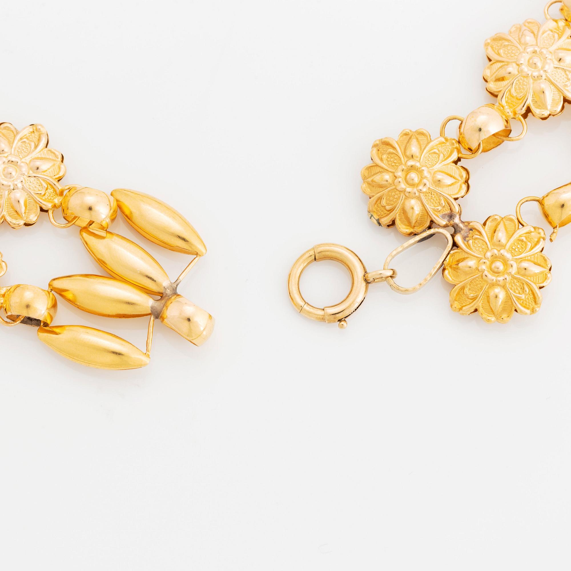 A necklace and a pair of earrings in 18K gold.