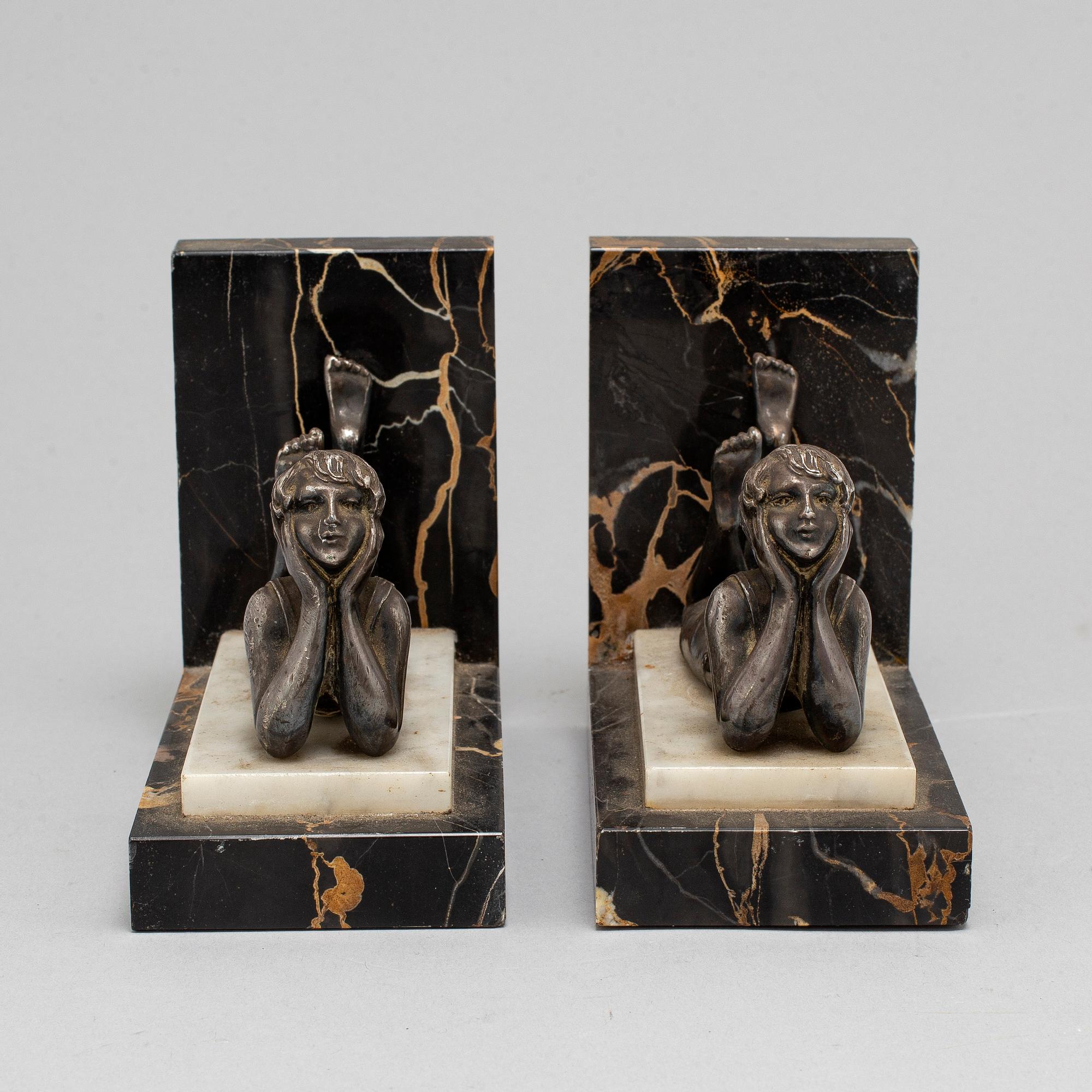 BOKSTÖD, ett par, patinerad metall och marmor, art déco, 1930-tal.