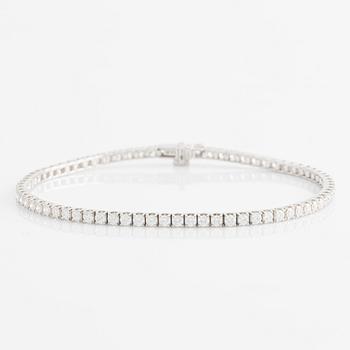 Tennis bracelet with brilliant-cut diamonds.