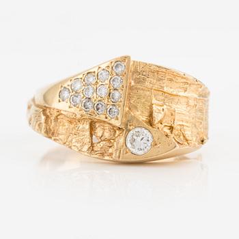 Ring, 18K gold with brilliant-cut diamonds.