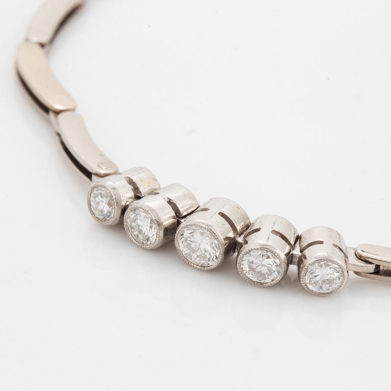 Brilliant-cut diamond bracelet.