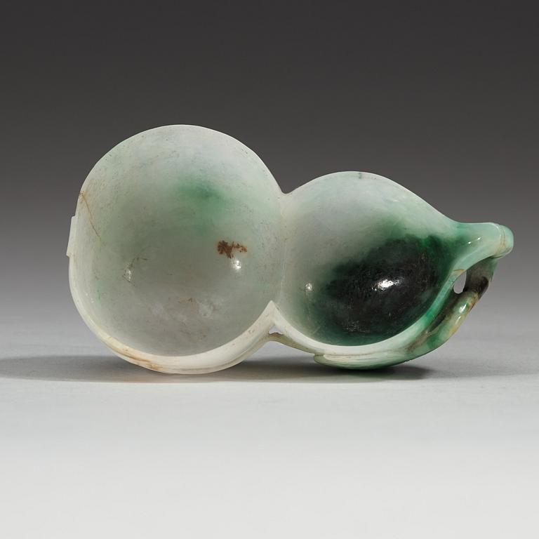 A carved nephrite brush washer, late Qing dynasty (1644-1912).