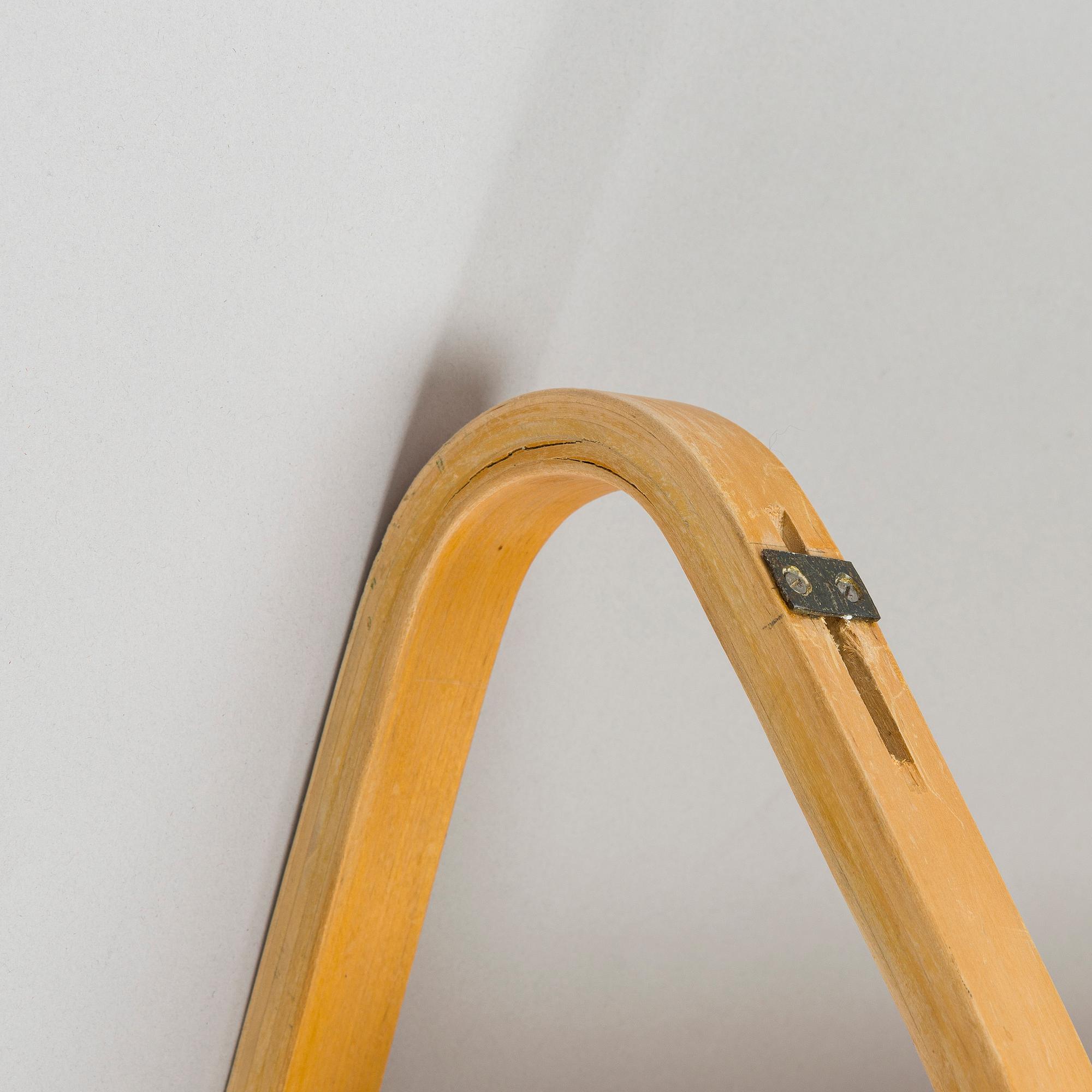 Alvar Aalto, seinähylly, malli 112, O.Y. Huonekalu- ja Rakennustyötehdas A.B. 1930/1940-luku.