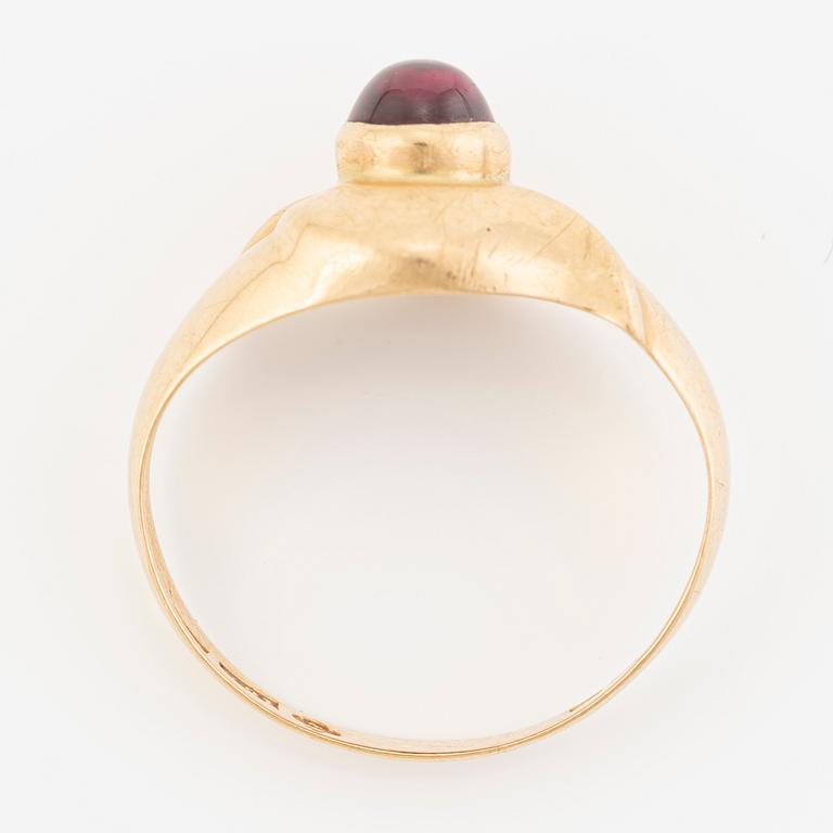 Ring 18K gold with cabochon-cut red synthetic stone.