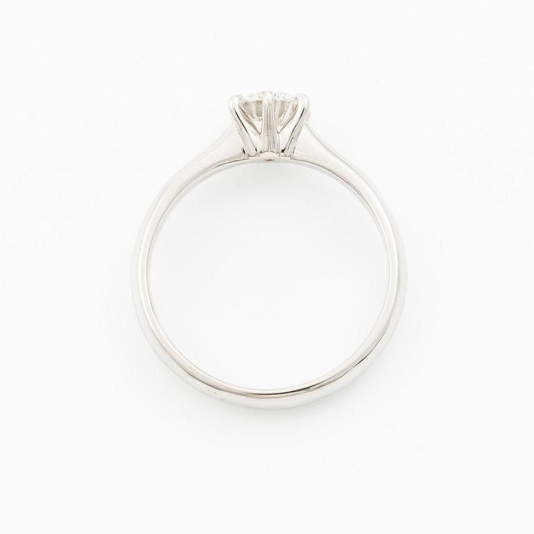 Ring 18K vitguld med briljantslipad diamant, medföljande IGI report.