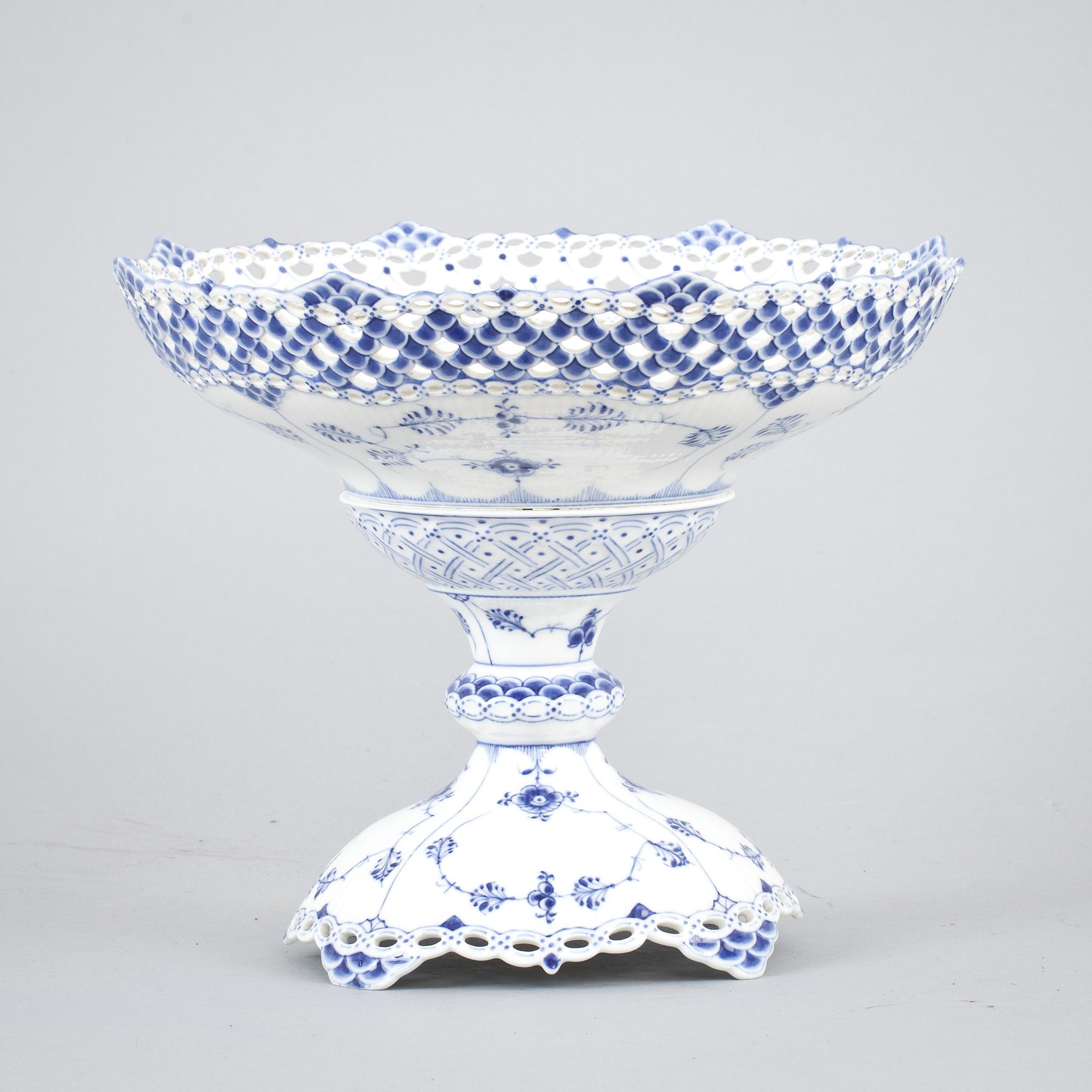 SKÅL på FOT, porslin, "Musselmalet", Royal Copenhagen.