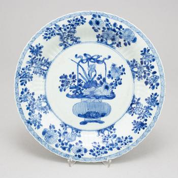 A blue and white dish, Qing dynasty, Kangxi (1662-1722).