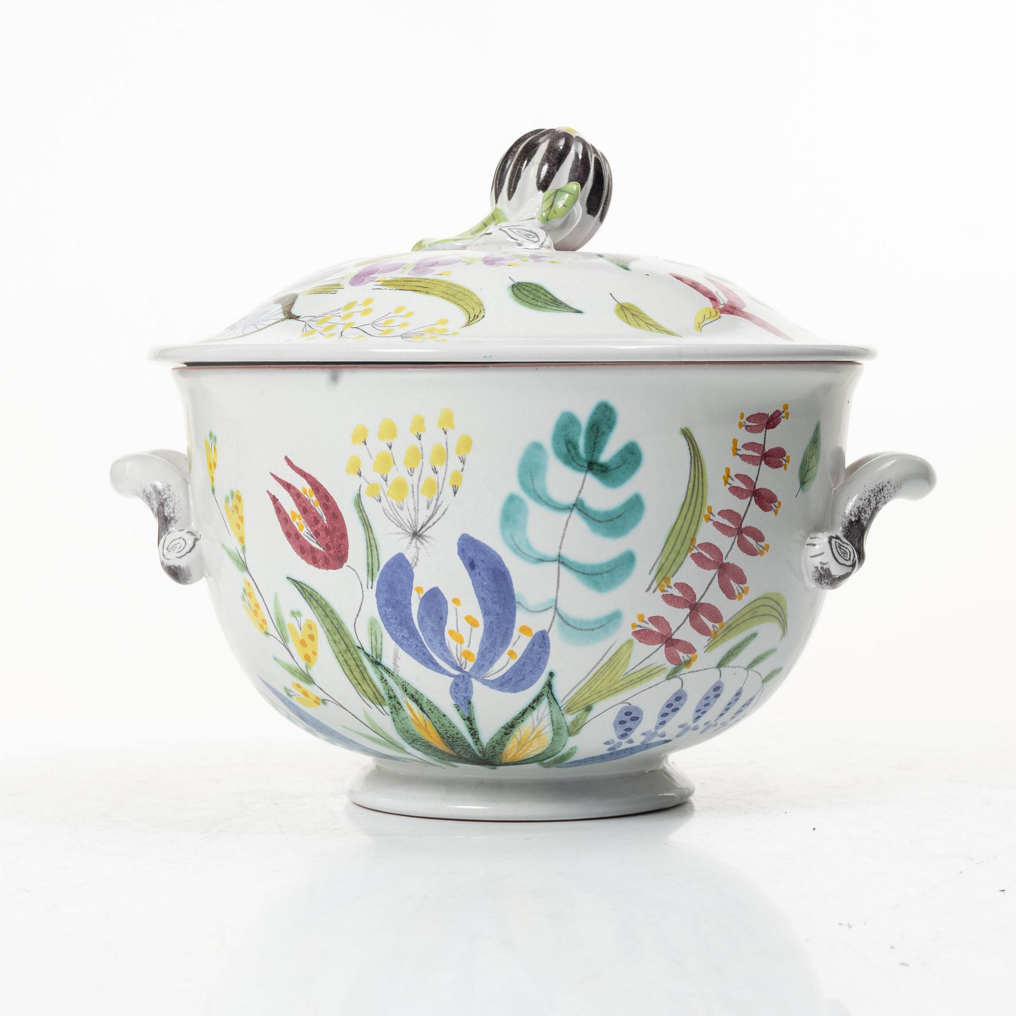 Stig Lindberg, A faience tureen with lid and handles, Gustavsberg Studio.