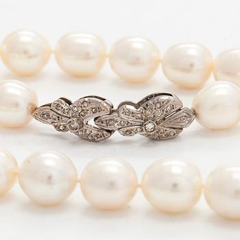 Helminauha, sterlinghopeaa, makeanvedenhelmiä ja timantteja.