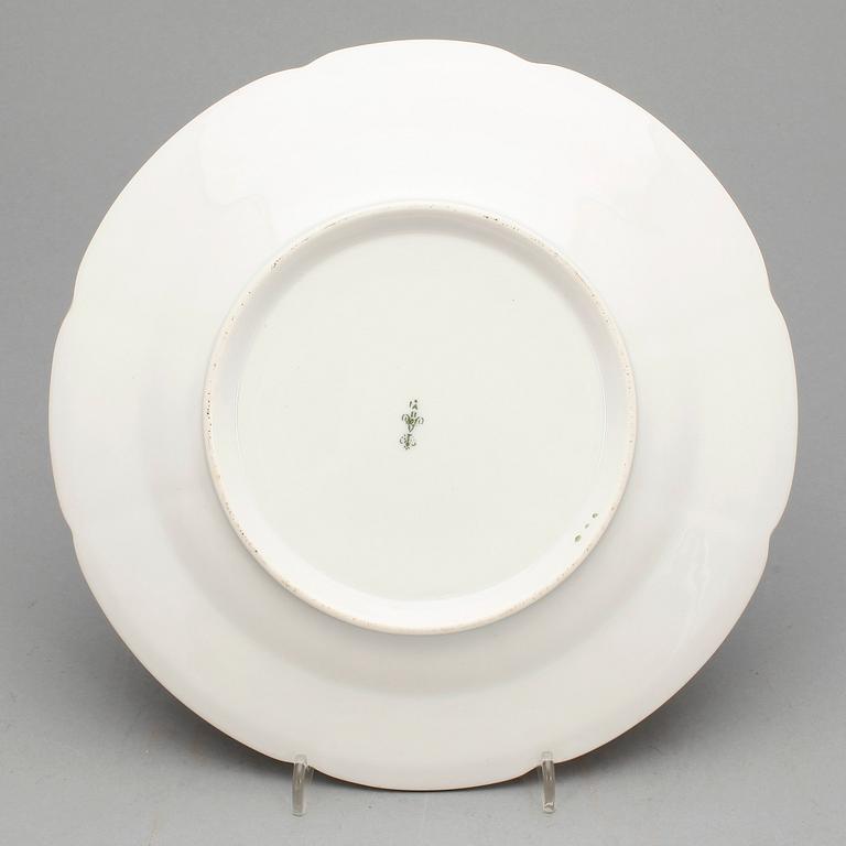 TALLRIK UR KEJSERLIG SERVIS, porslin, Kejserliga Poirslinsmanufakturen, St Petersburg, Kejsar Alexander II. 1800-tal.