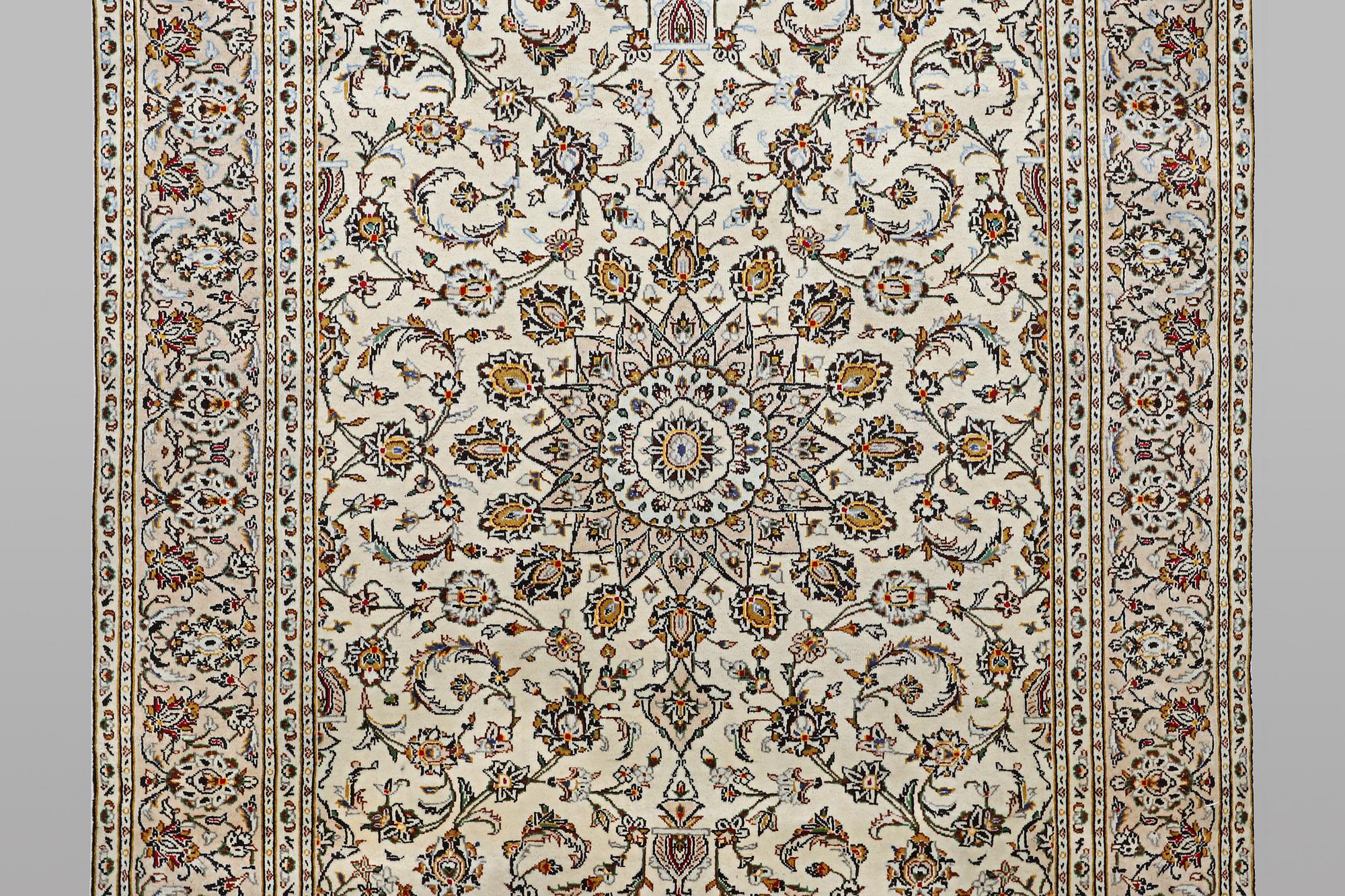 A carpet, Kashan, ca 289 x 188 cm.
