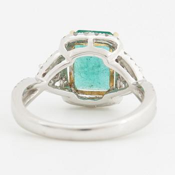 RING, med smaragd ca 2.20 ct samt briljantslipade diamanter ca 0.55 ct.