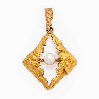 Pendant, cultured pearl, 14K gold. Tammen Koru, Turku.