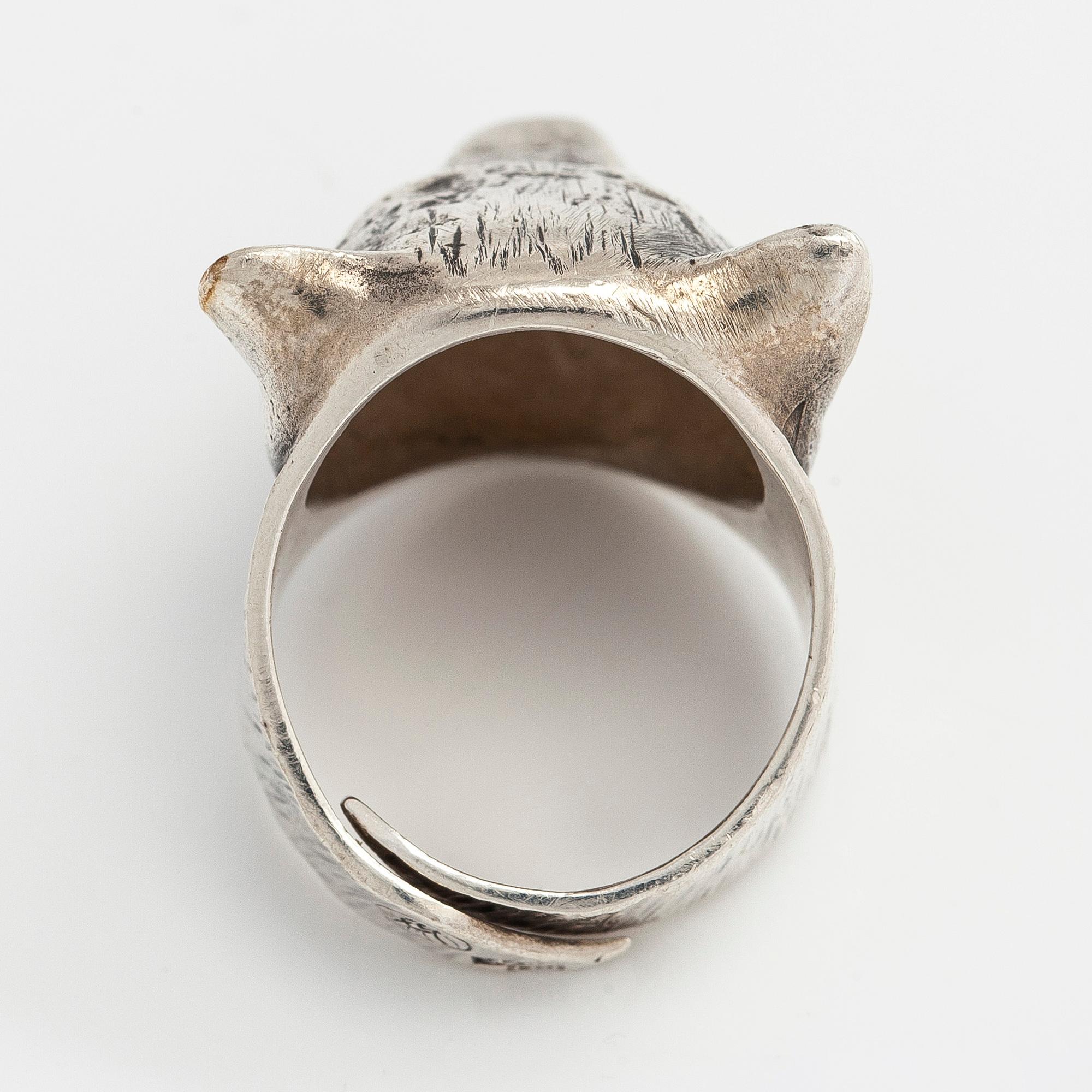 Eila Minkkinen, sormus, karhu, sterlinghopea, 2015.