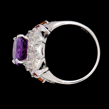 RING, sterlingsilver, ametist ca 4.85 ct, olikfärgade safirer tot ca 0.65 ct, vita safirer tot ca 1.00 ct.