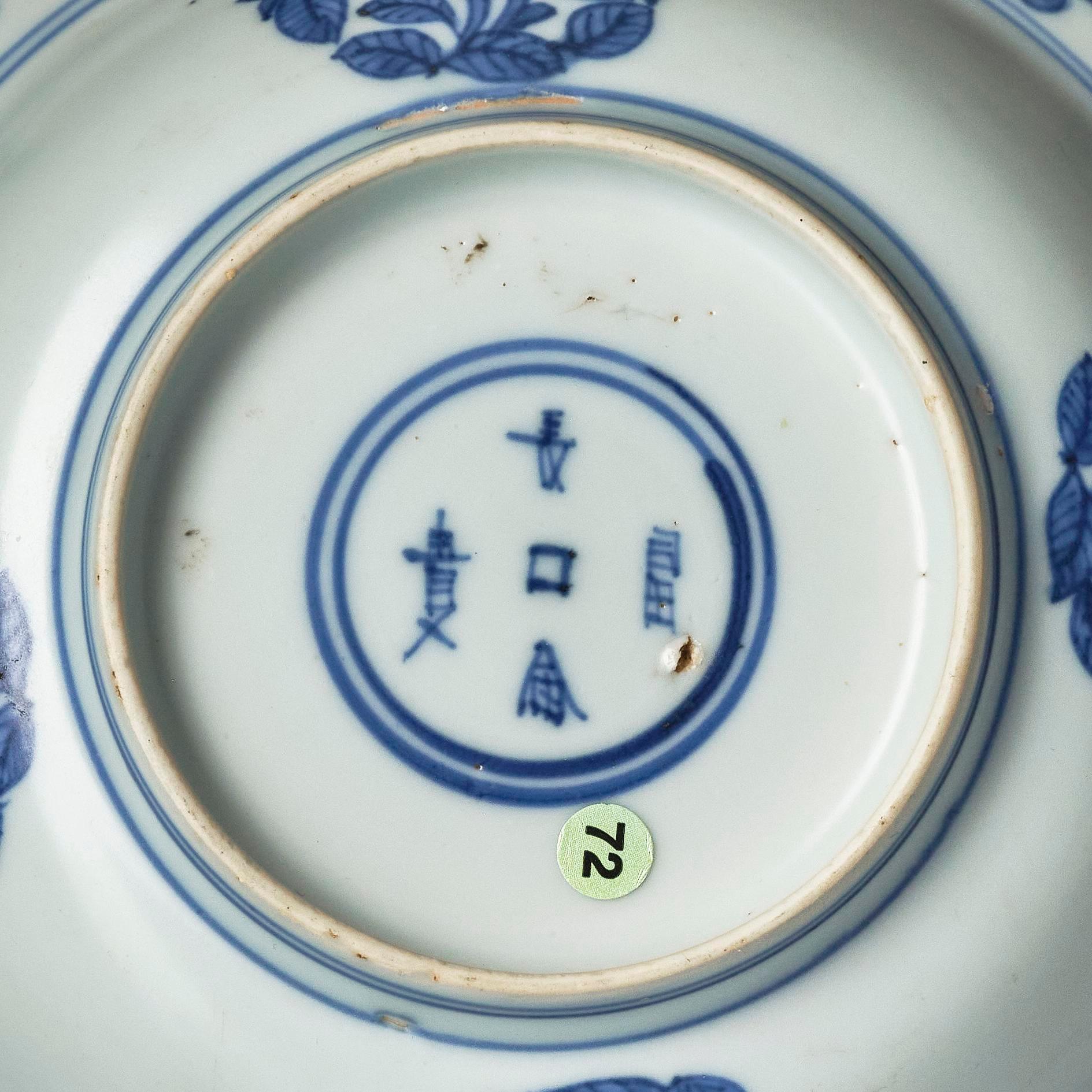 A blue and white wine ewer and a dish, Ming dynasty, Wanli (1572-1620).