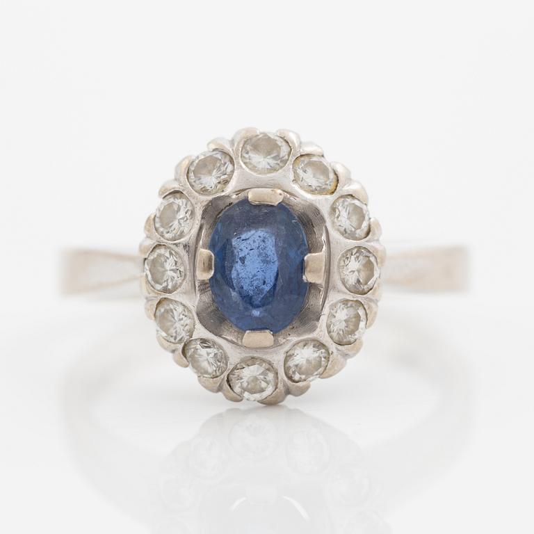 Ring, carmosemodell, 18K vitguld med safir och briljantslipade diamanter.