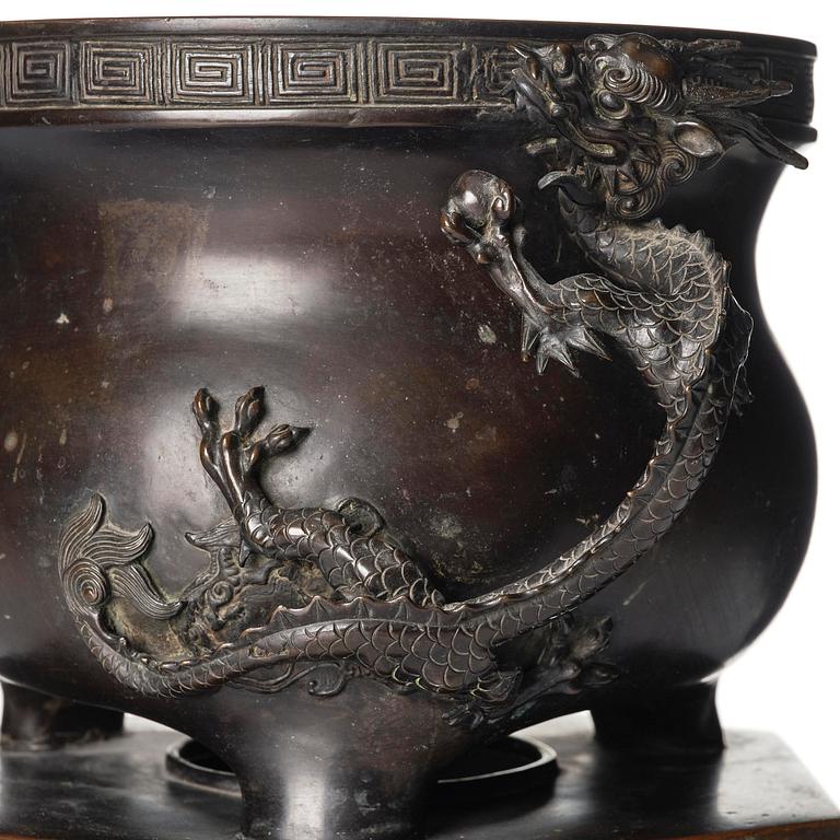 A large bronze censer with cover, Qing dynasty, 19th century.