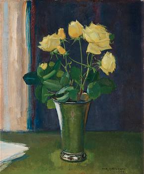 Olle Hjortzberg, Still life with yellow roses in silver vase.