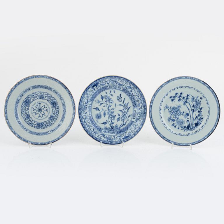 A set of seven Chinese export porcelain plates, Qing dynasty, Qianlong (1736-95).