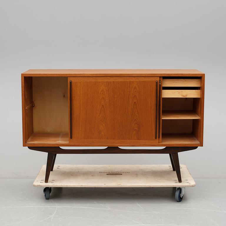 SIDEBOARD, 1900-talets mitt.