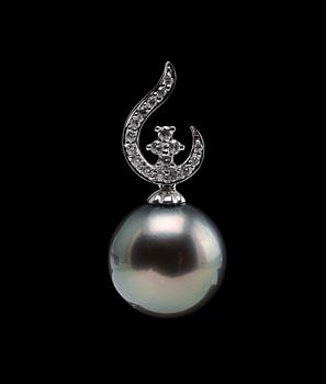 493. A PENDANT, a tahitian pearl 14 mm. Brilliant cut diamonds 0.13 ct. 18K white gold.